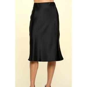 NEW RENEEC. solid satin skirt in black